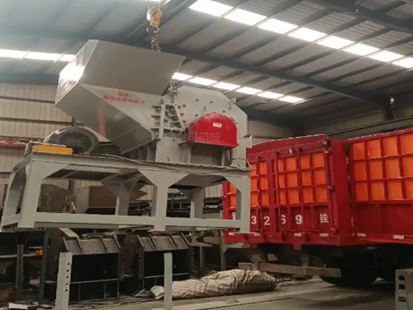 湖南1000型破碎機發(fā)貨現(xiàn)場